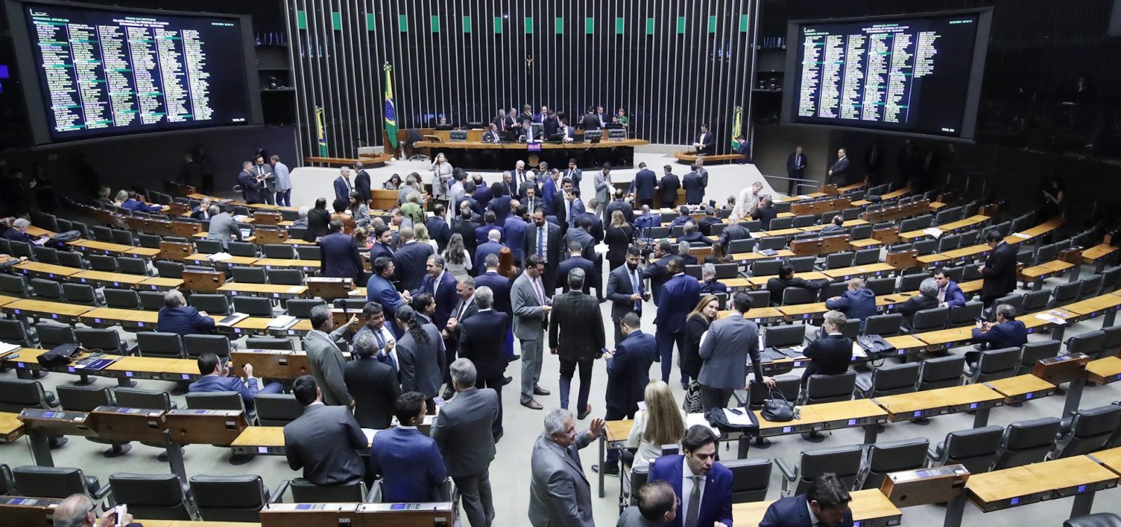 Fim da ‘taxa das blusinhas’ será votado nesta terça após sessão ser suspensa