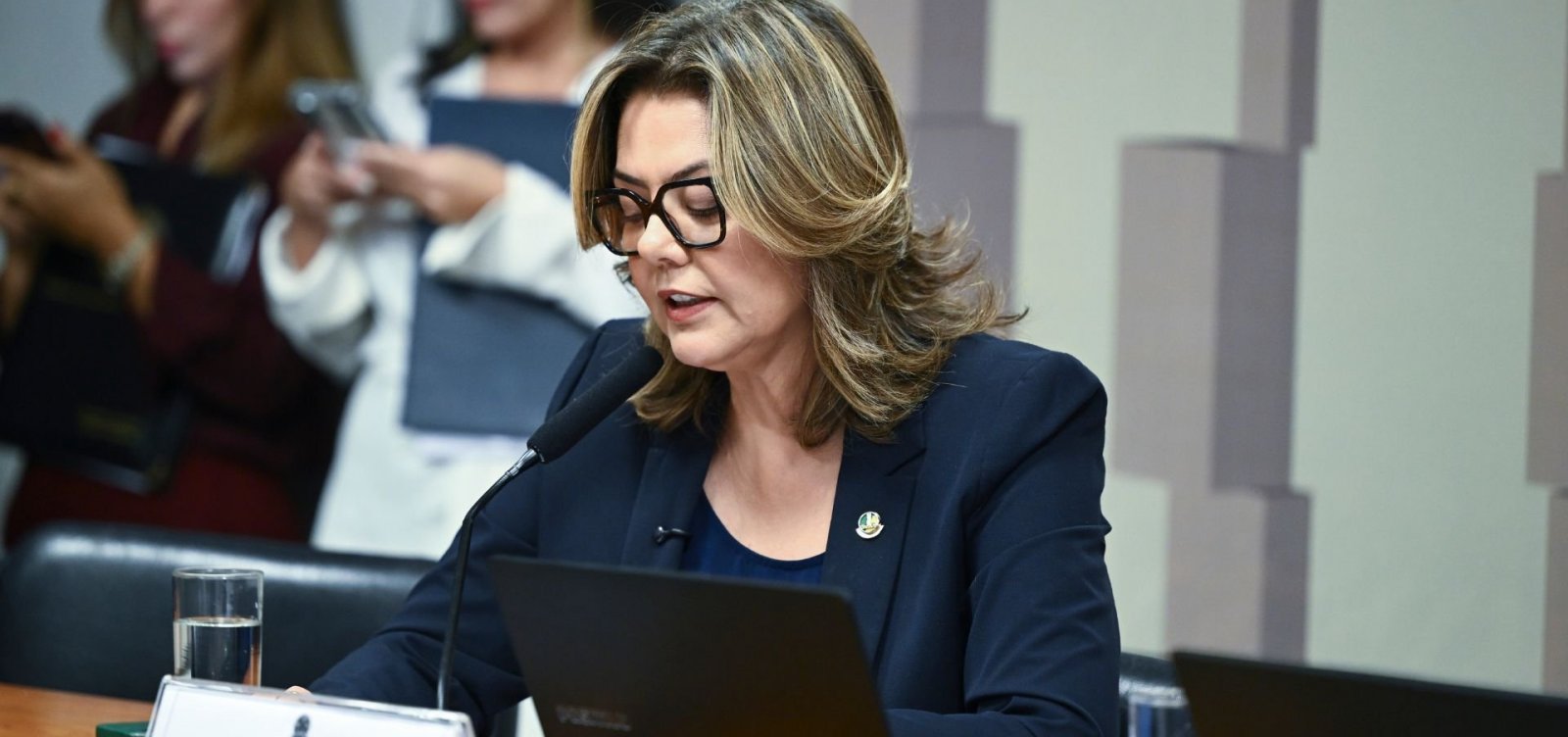 Fim da “taxa das blusinhas” avança no Congresso após aprovação em comissão