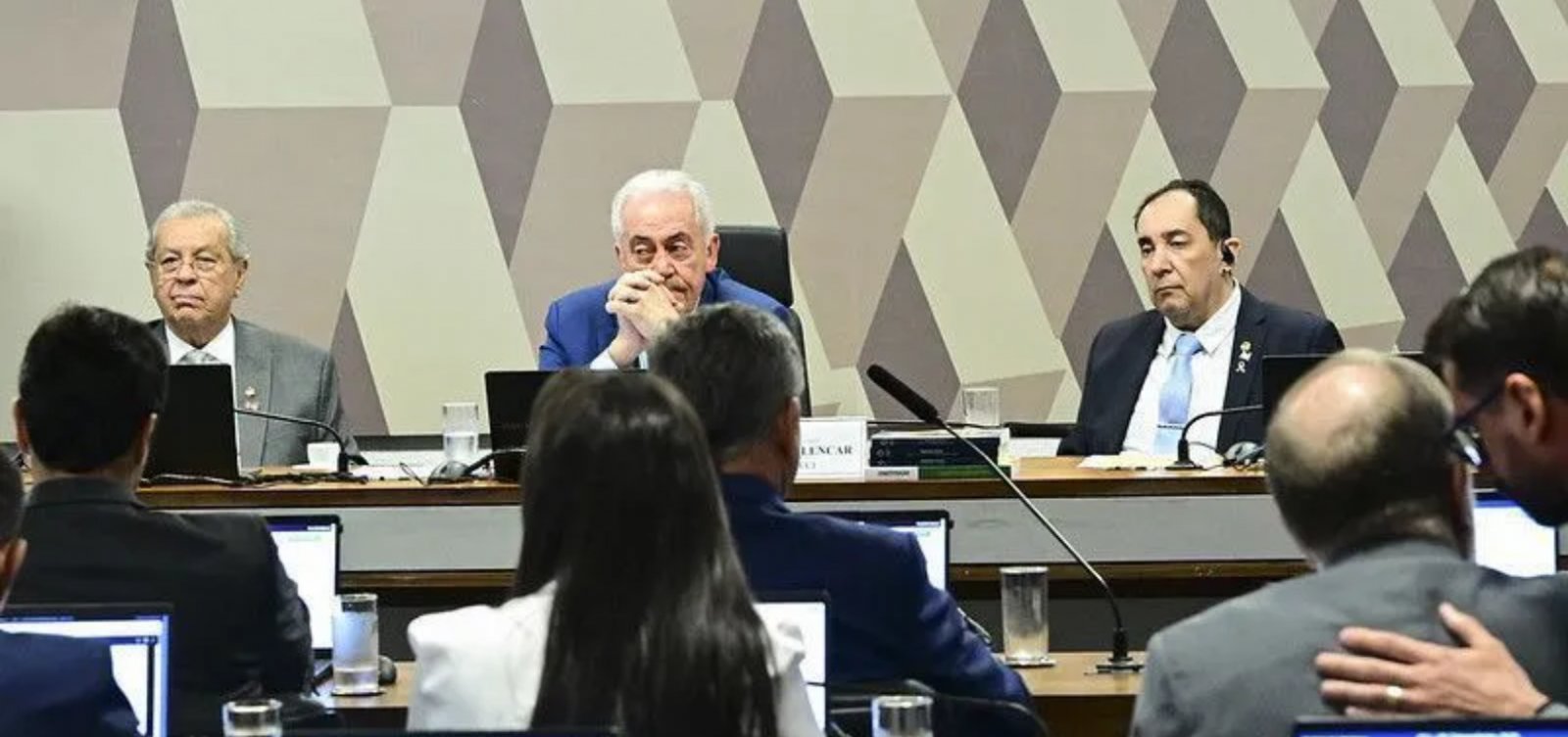 CCJ do Senado aprova fim da escala 6x1; PEC pode ser votada ainda nesta quarta