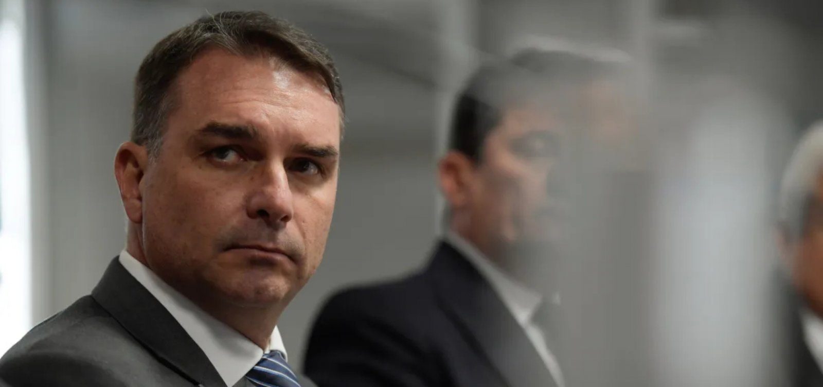 Flávio Bolsonaro defende Mendonça e diz que Moraes “tem que sair” do STF