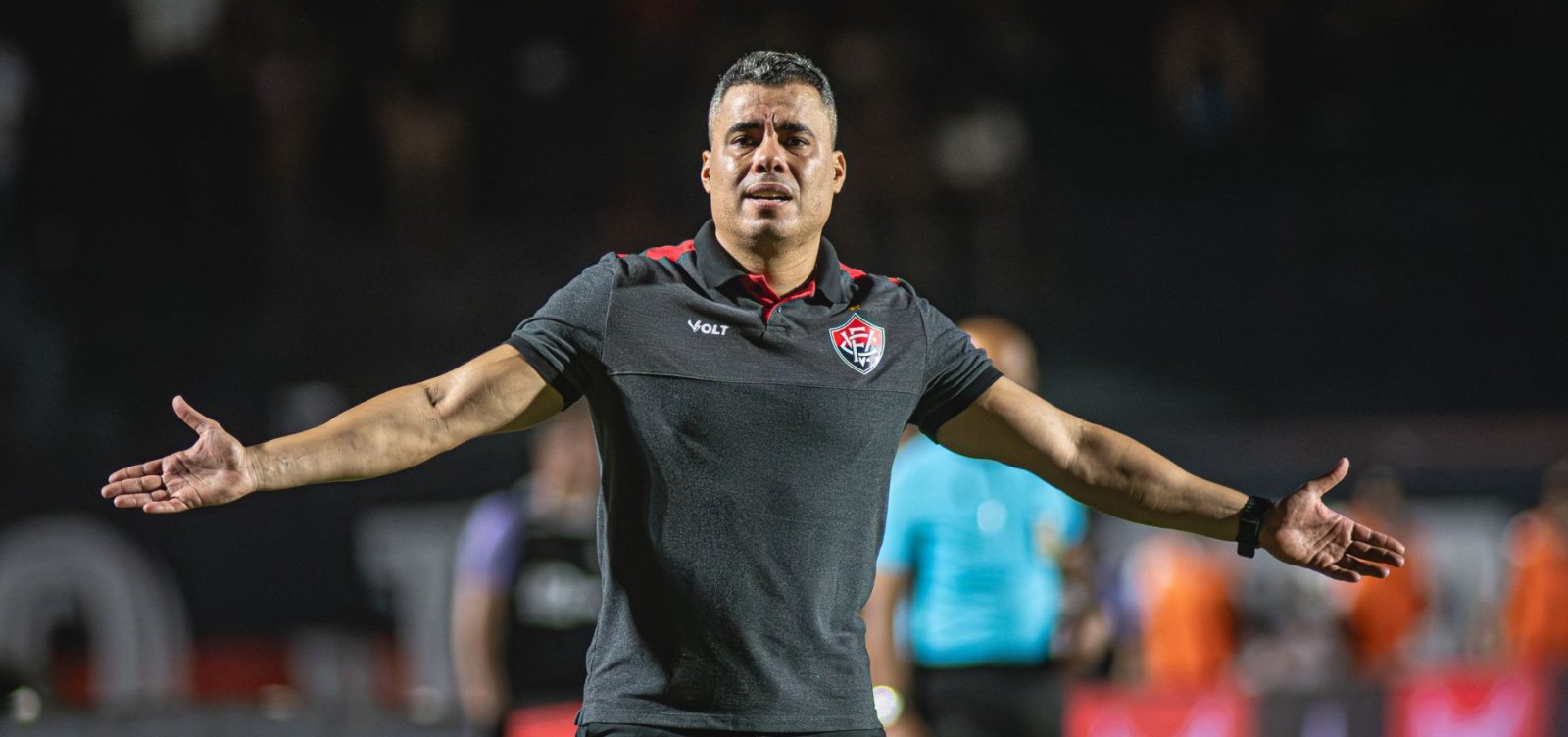 "Se eu vou continuar, depende do Fábio", diz Jair Ventura após eliminação do Vitória