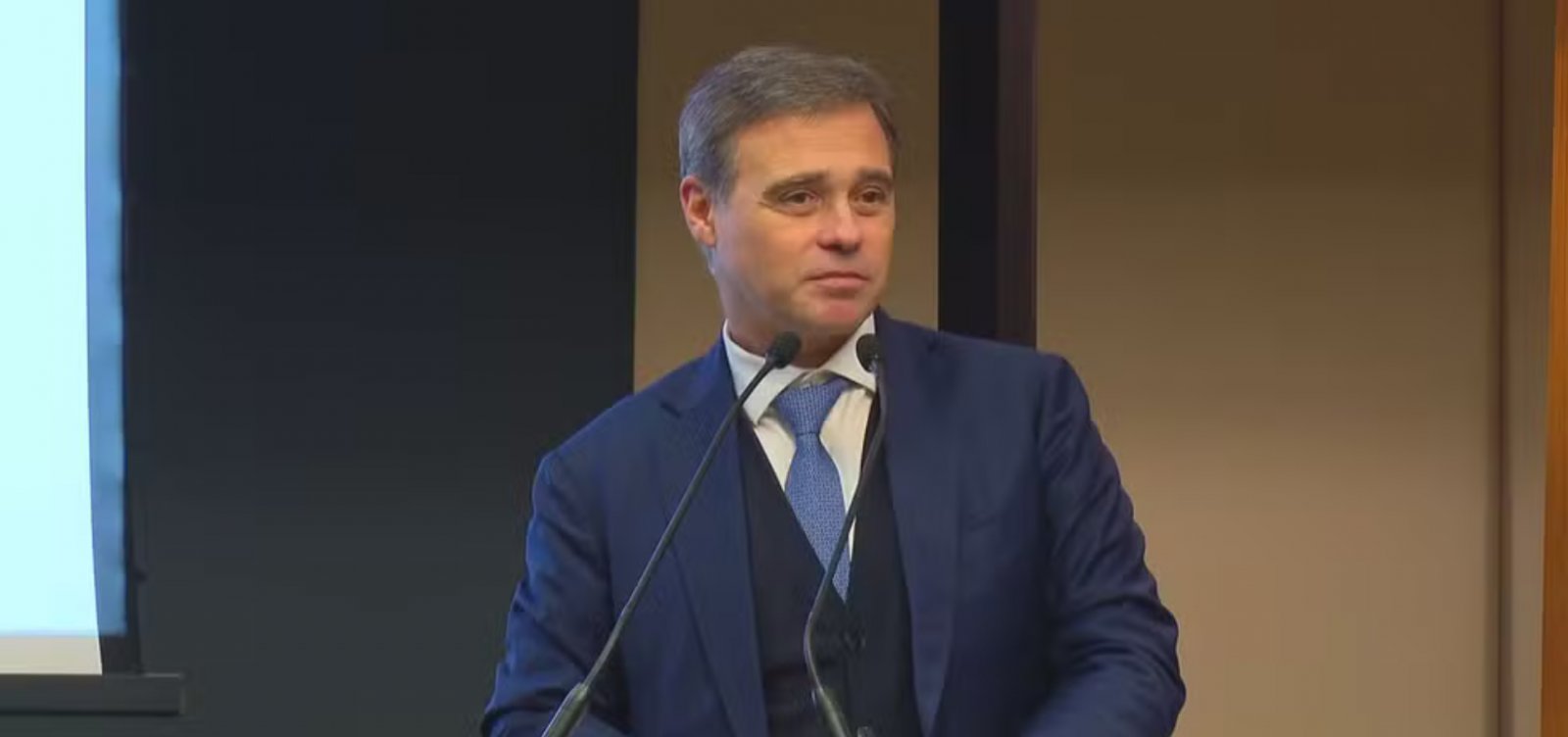 André Mendonça deixa sociedade de instituto privado após questionamentos