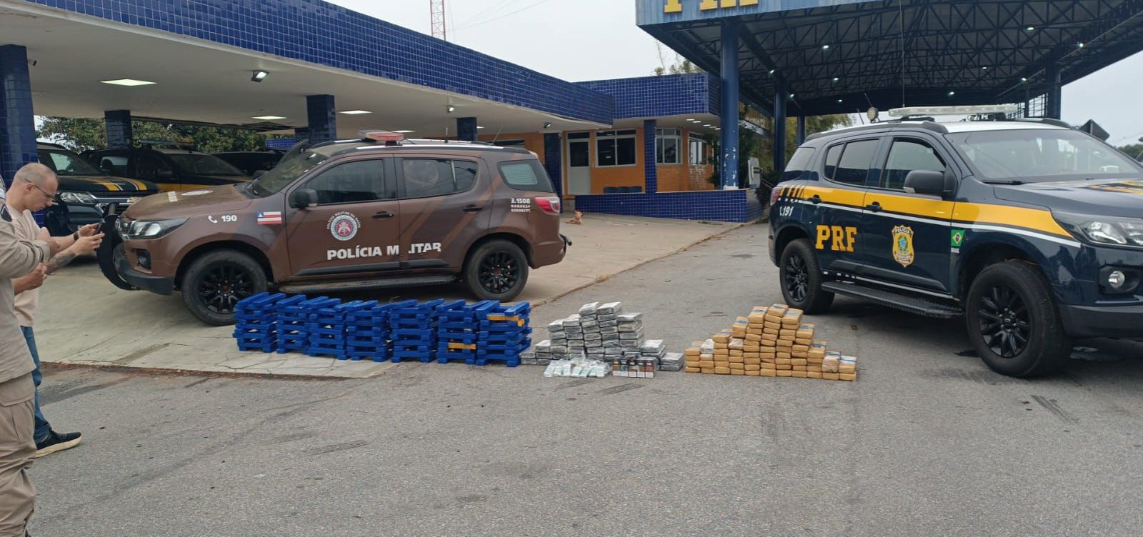 PRF apreende 255 kg de drogas e cigarros eletrônicos em carreta na BR-116