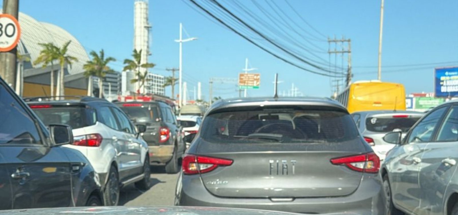 Engavetamento e caminhão quebrado travam trânsito na Avenida Paralela