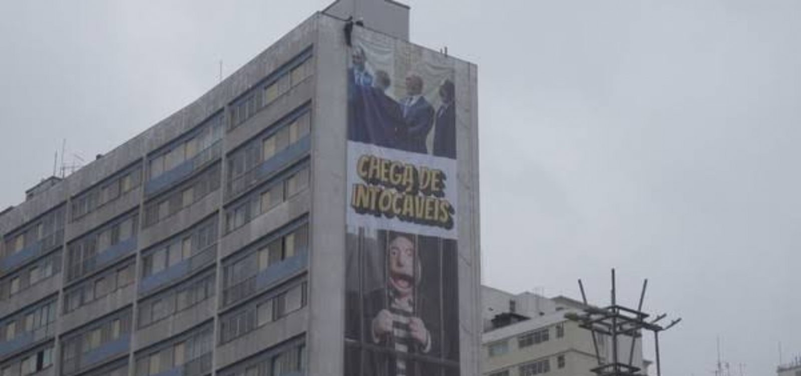 Zema faz ato sem apoiadores na Paulista e exibe faixa contra ministros do STF