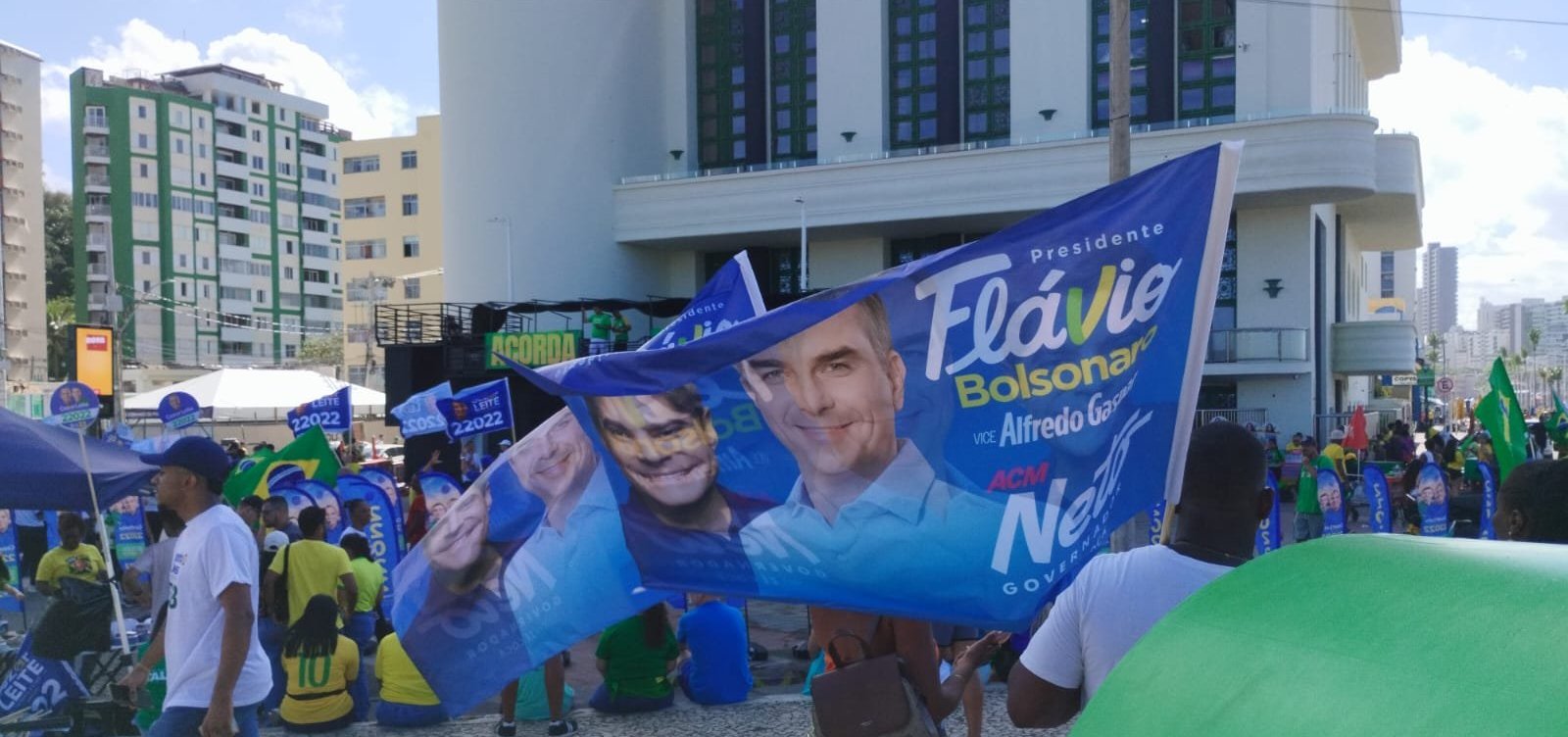 Bandeiras unem ACM Neto e Flávio Bolsonaro em atos de 7 de Setembro em Salvador