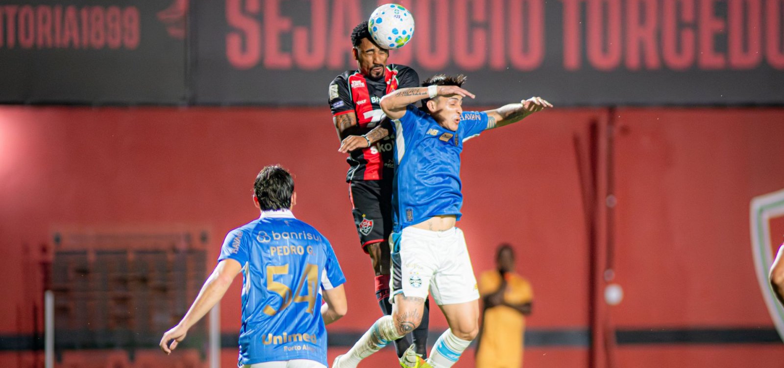 Vitória vence o Grêmio, encerra jejum e abre sete pontos de vantagem sobre o Z-4