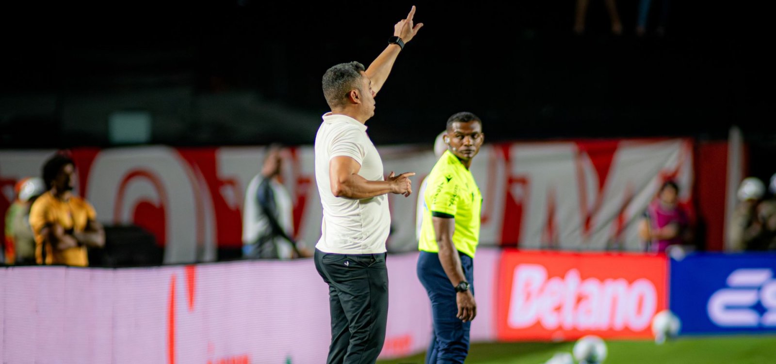 Jair Ventura celebra fim da sequência negativa após o Vitória voltar a vencer
