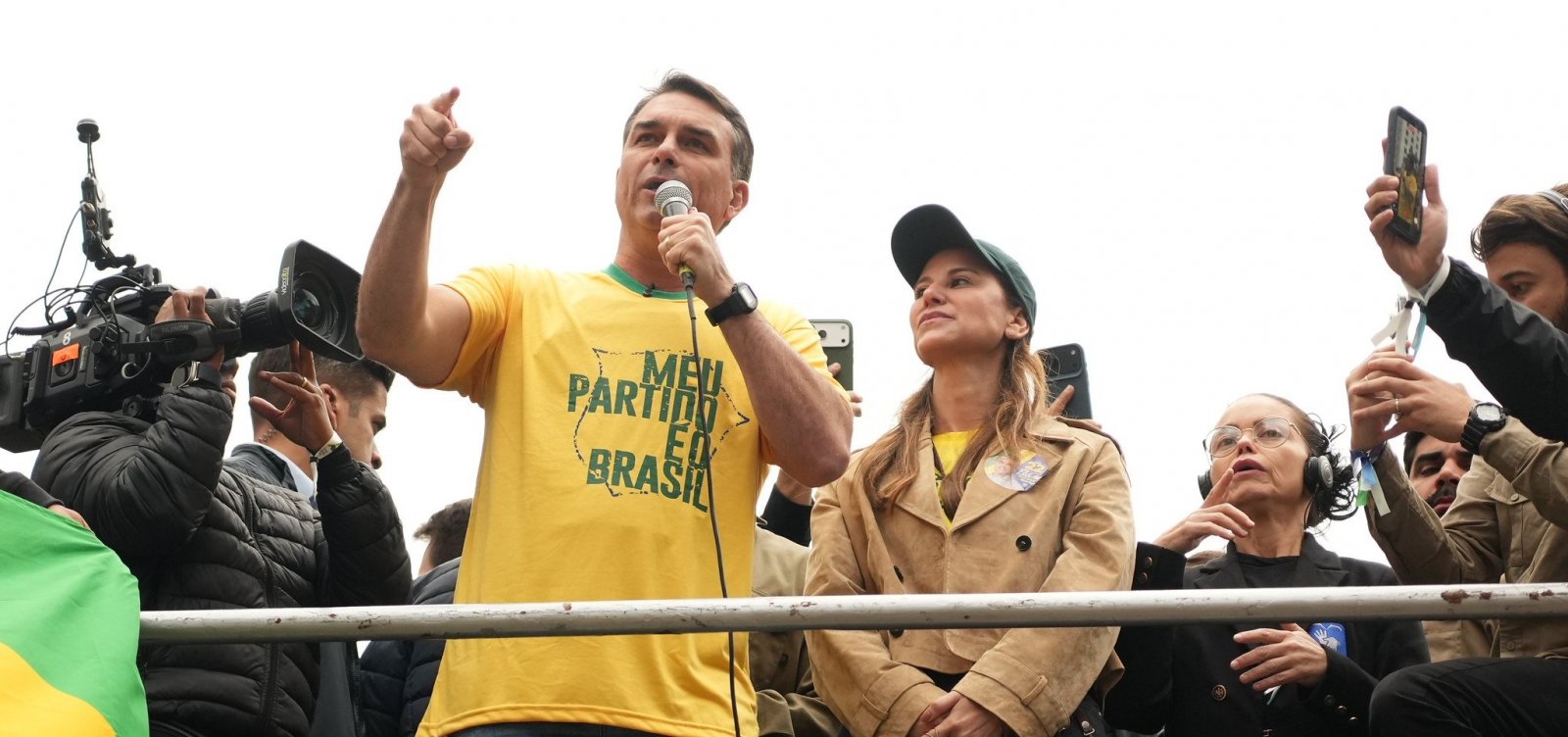 Flávio chama 8 de Janeiro de 'farsa', usa colete à prova de balas e ataca Moraes em ato na Avenida Paulista