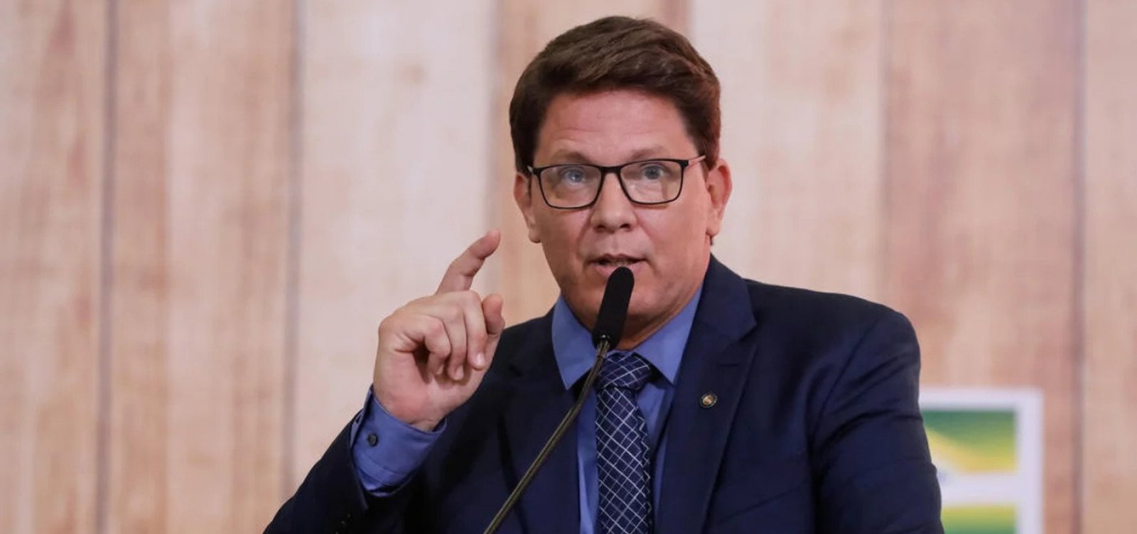 PF faz buscas contra Mario Frias e produtora de filme sobre Bolsonaro