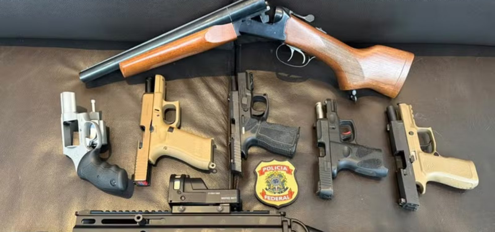 PF apreende sete armas em operação que mira Mario Frias e produtora do filme Dark Horse