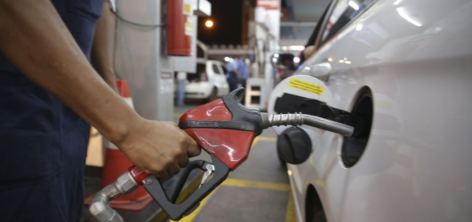 Petrobras anuncia redução no preço da gasolina para distribuidoras; saiba mais