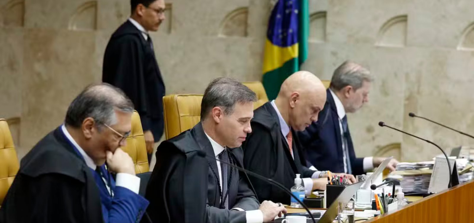 Lula pede cautela a auxiliares diante de crise no STF