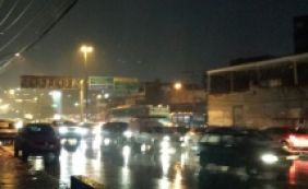 Chuva na San Martin e troca de transformador no Iguatemi complicam trânsito