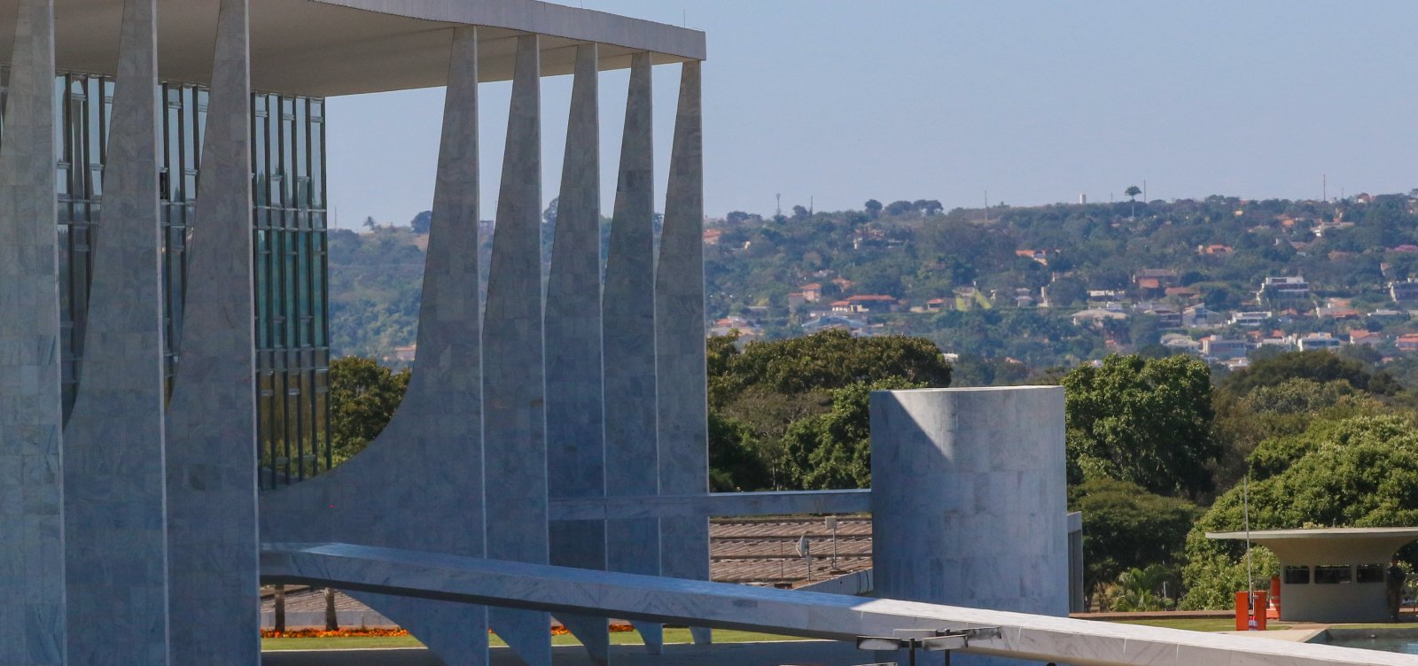 Palácio do Planalto terá grades instaladas durante sessão extraordinária do STF nesta terça