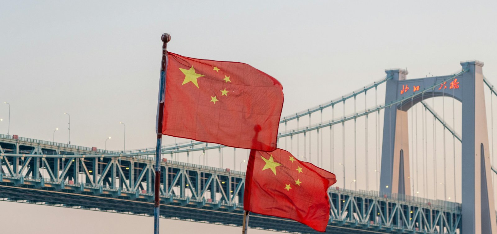 China pede que EUA parem de "se preparar para guerra" no espaço após anúncio de armas em órbita