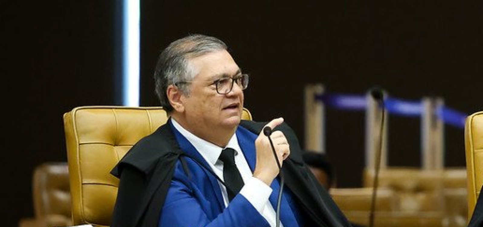 Dino critica retirada de relatoria de Mendonça e alerta para “avenida de autoritarismo” no STF