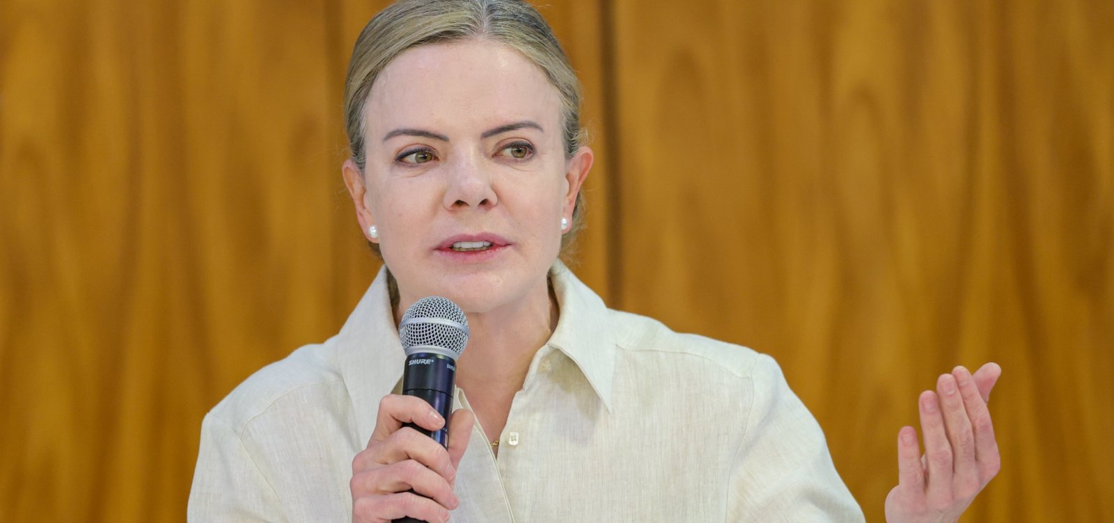 Gleisi Hoffmann pede ao TSE que derrube posts sobre o fim do voto feminino
