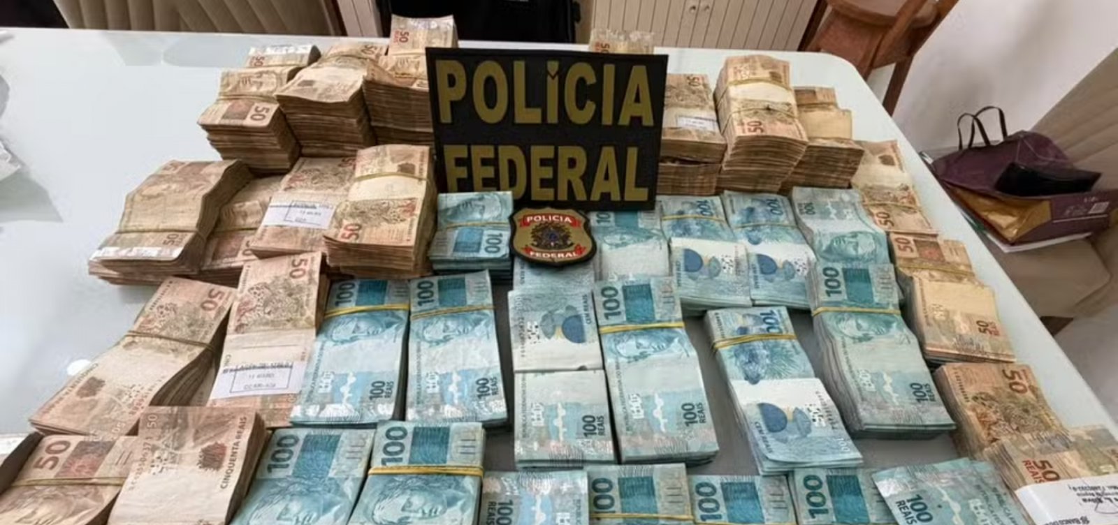 PF apreende R$ 1 milhão em dinheiro, carros e joias em operação contra prefeito e deputado federal