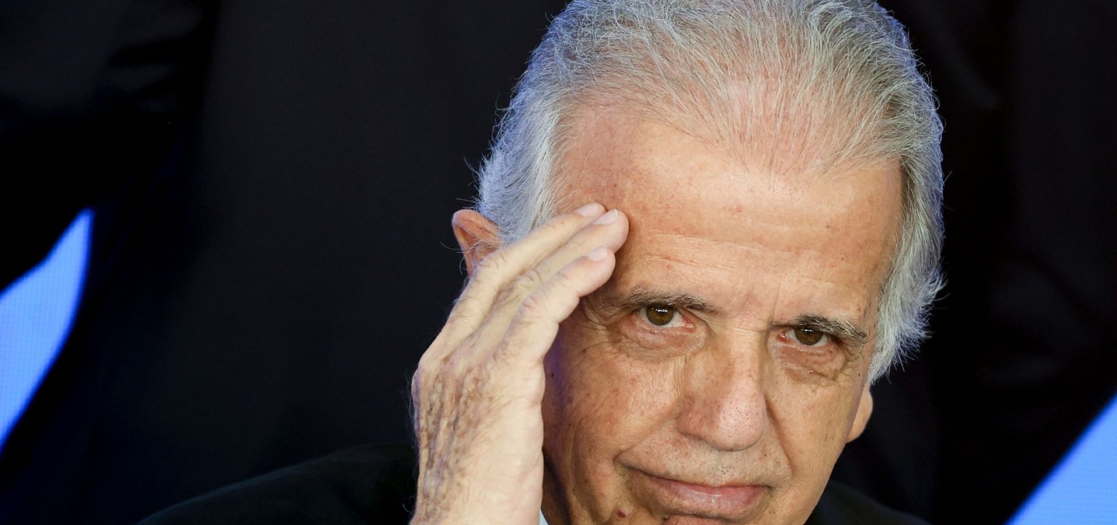 Ministro da Defesa tem número clonado e golpista pede dinheiro para evento beneficente