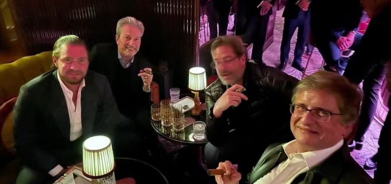 Foto no celular de Vorcaro mostra Gonet ao lado de banqueiro em festa em Londres
