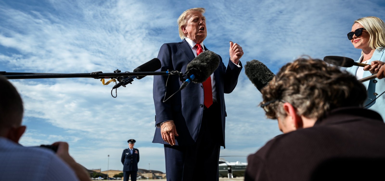 Emissora aliada de Trump anuncia boicote após banimento de veículos da Casa Branca