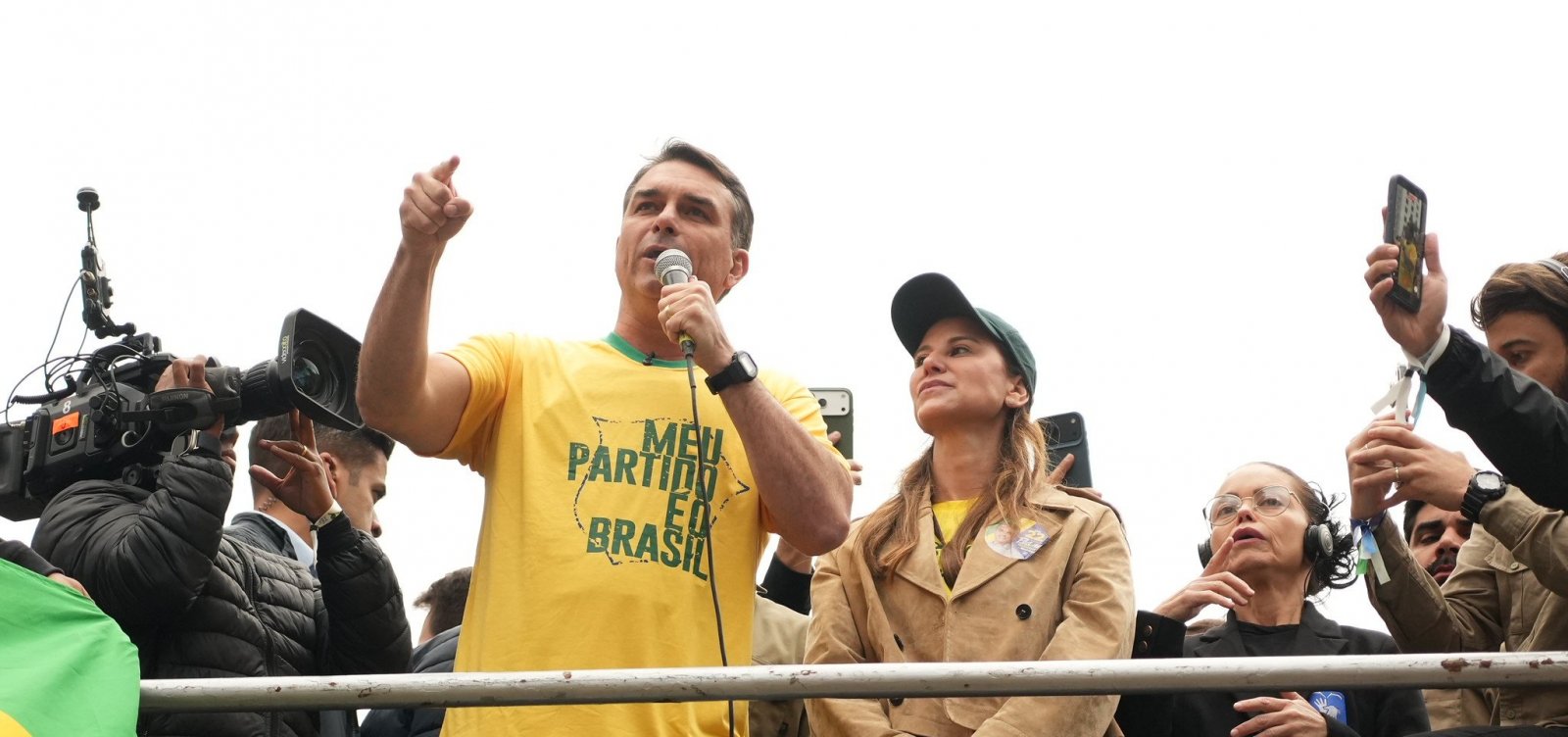 PF investiga emenda de Flávio Bolsonaro negociada com miliciano condenado no caso Marielle