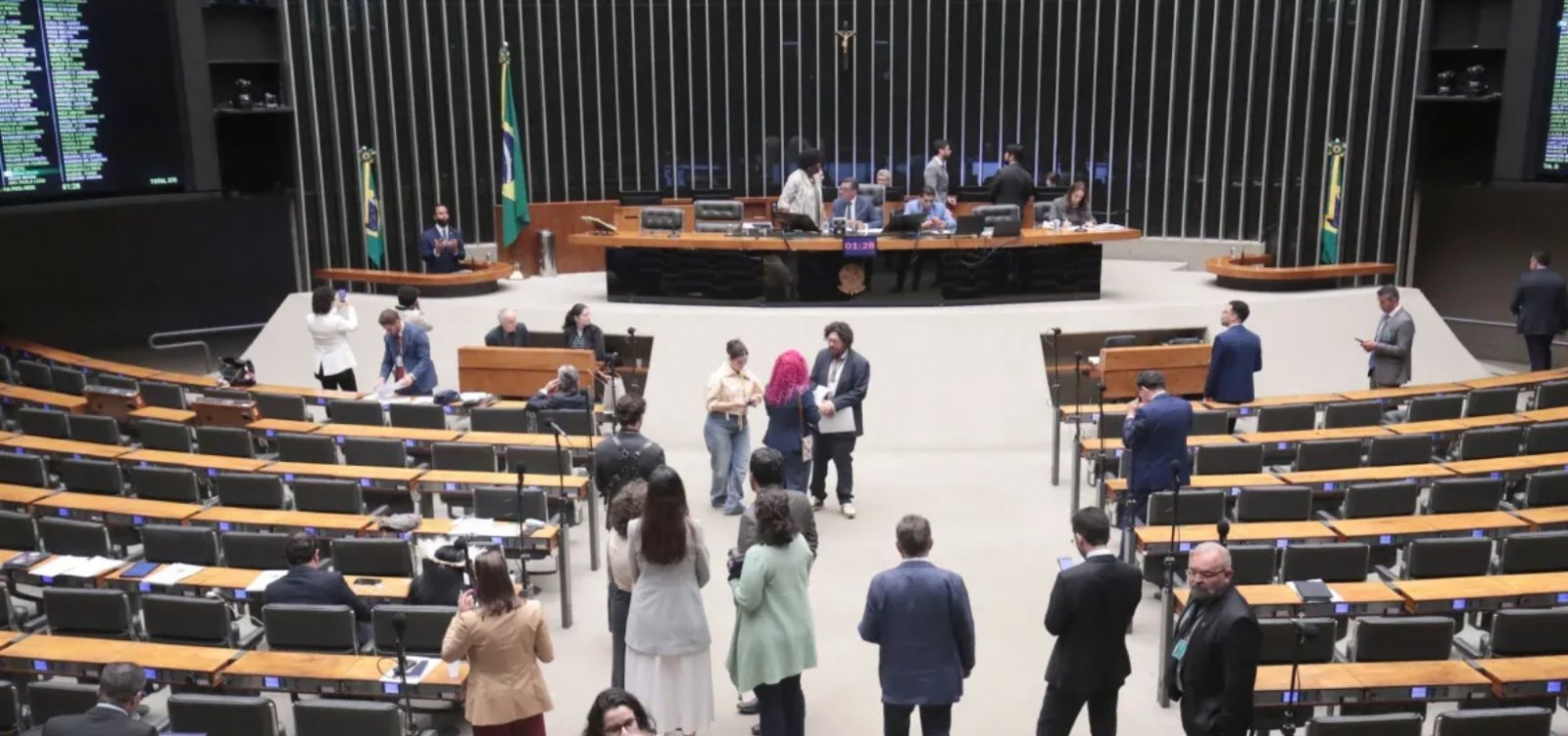 Câmara autoriza trabalho remoto de até 20 horas semanais durante período eleitoral