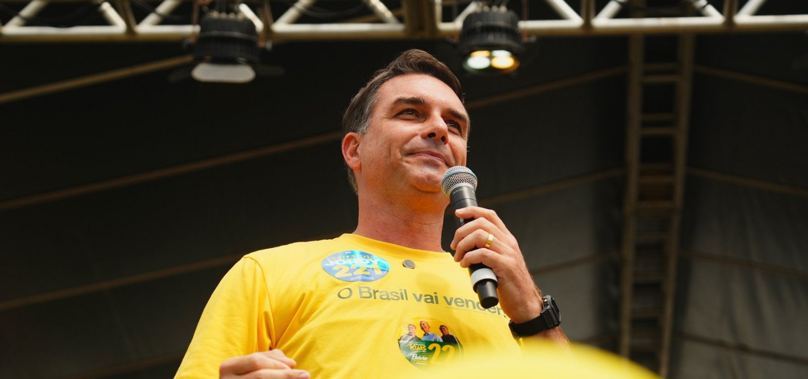 Flávio Bolsonaro viajou com a família em jatinho ligado a Vorcaro, diz revista