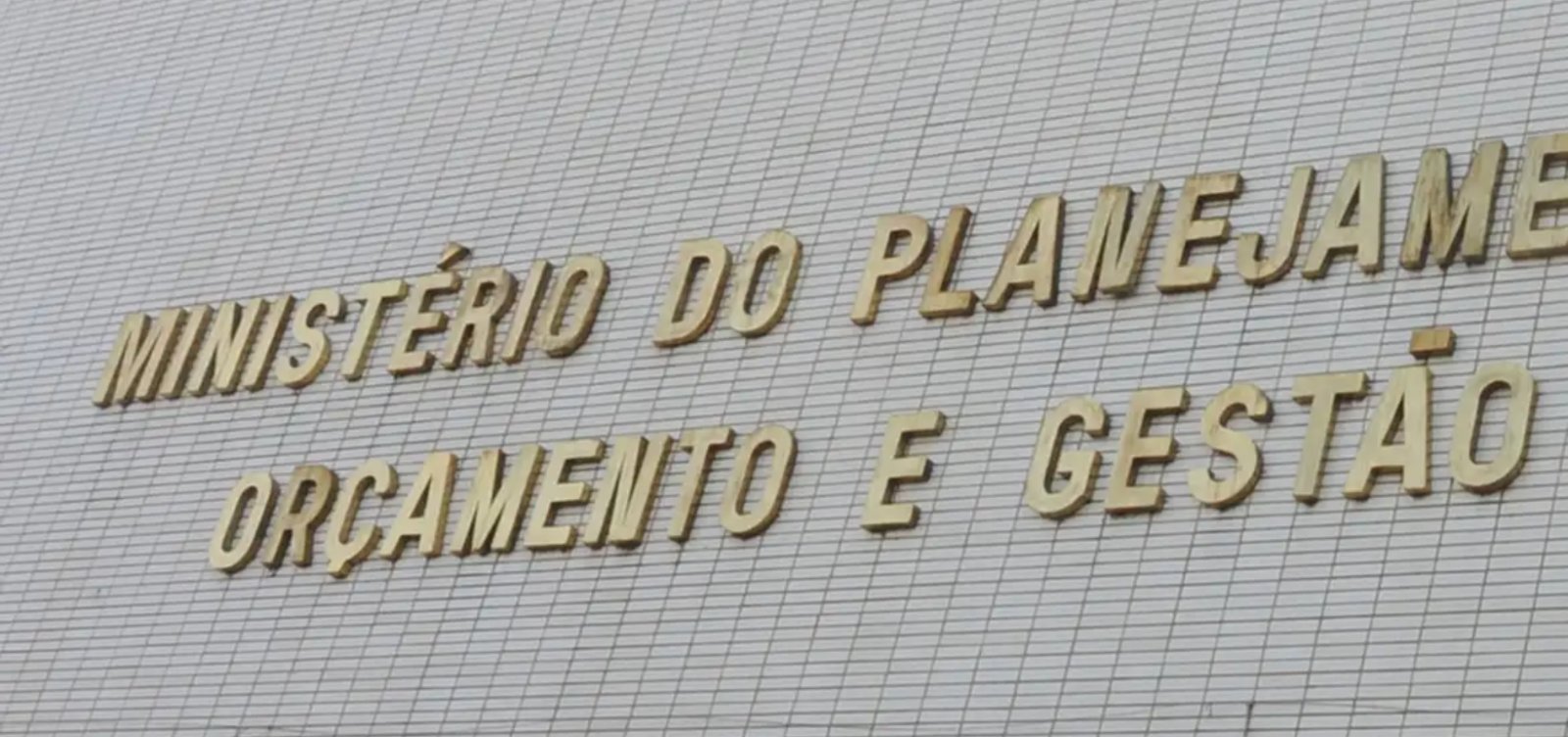 Governo inclui reajuste do Bolsa Família no Orçamento e faz projeção de alta no déficit primário