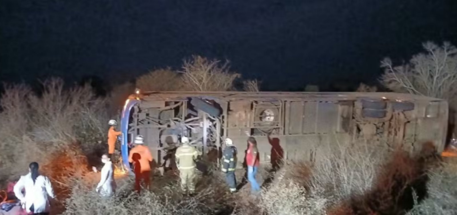 Acidente com ônibus deixa sete mortos e 13 feridos na Bahia