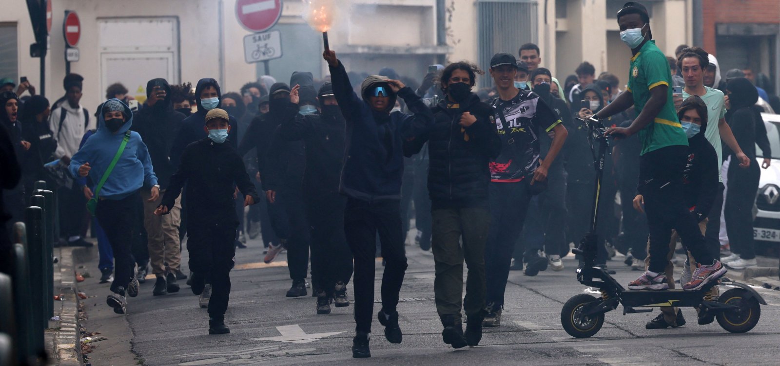 Mais de 400 escolas ficam sem aulas e 65 funcionários são feridos em protestos na França