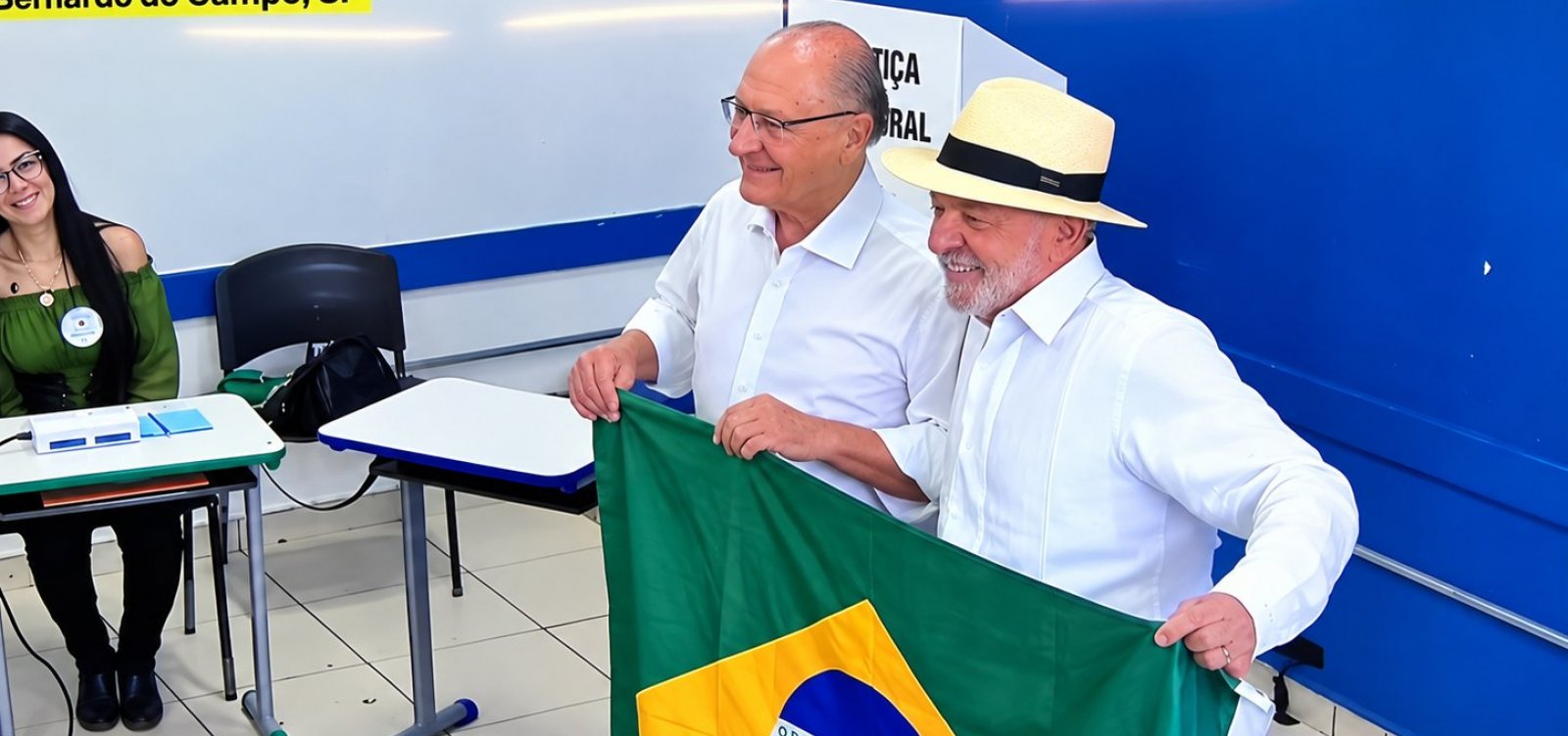 "Democracia ou barbárie", diz Lula ao votar no primeiro turno das eleições
