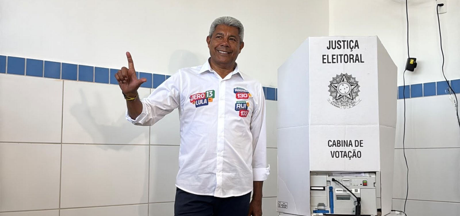  Jerônimo vota em Salvador e diz esperar vitória para ele e Lula no primeiro turno
