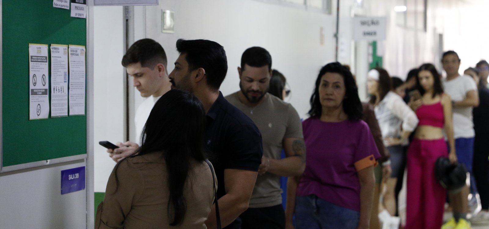 Votação não termina às 17h para quem já está na fila; entenda