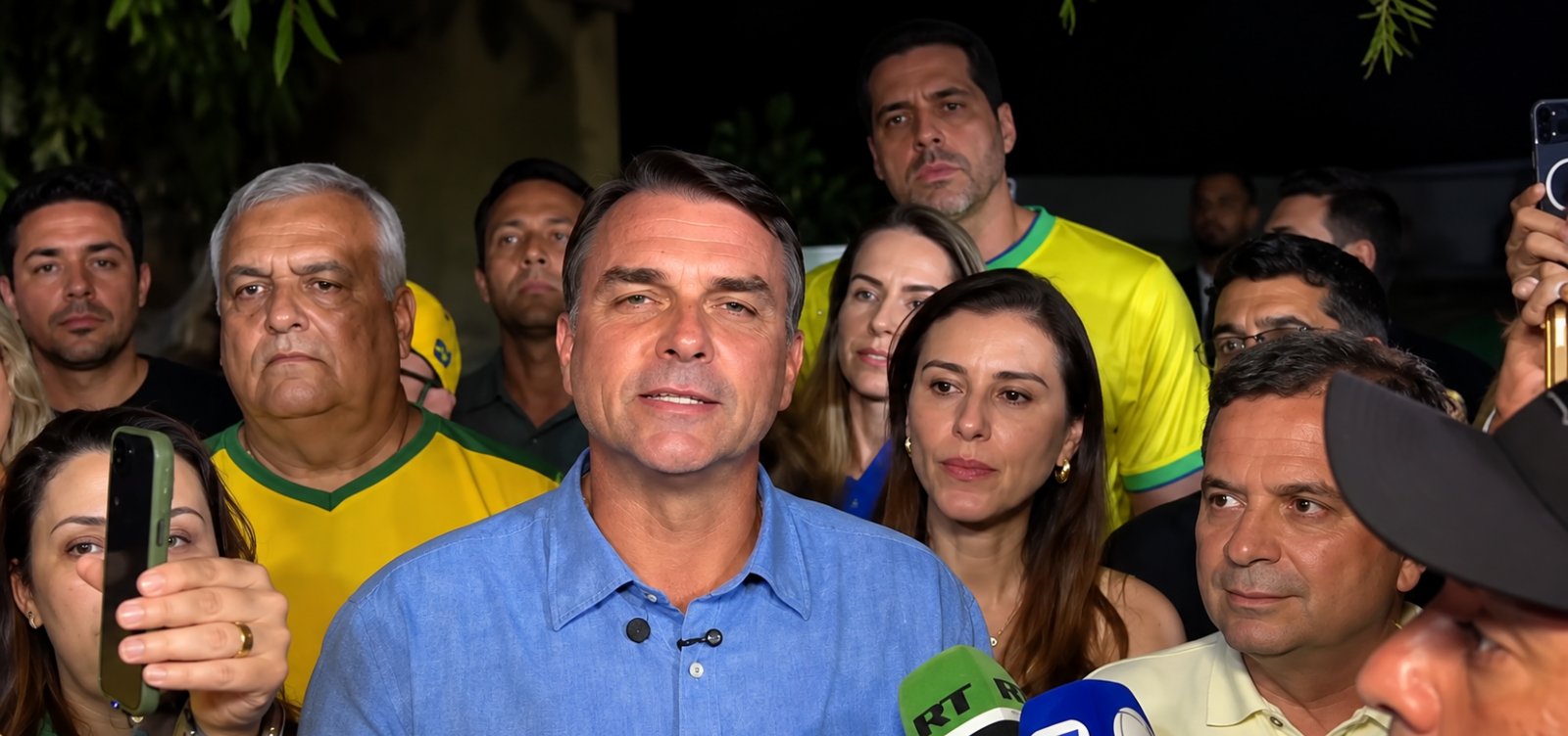 Flávio Bolsonaro comemora resultado do 1º turno e diz: “Brasil quer mudança”