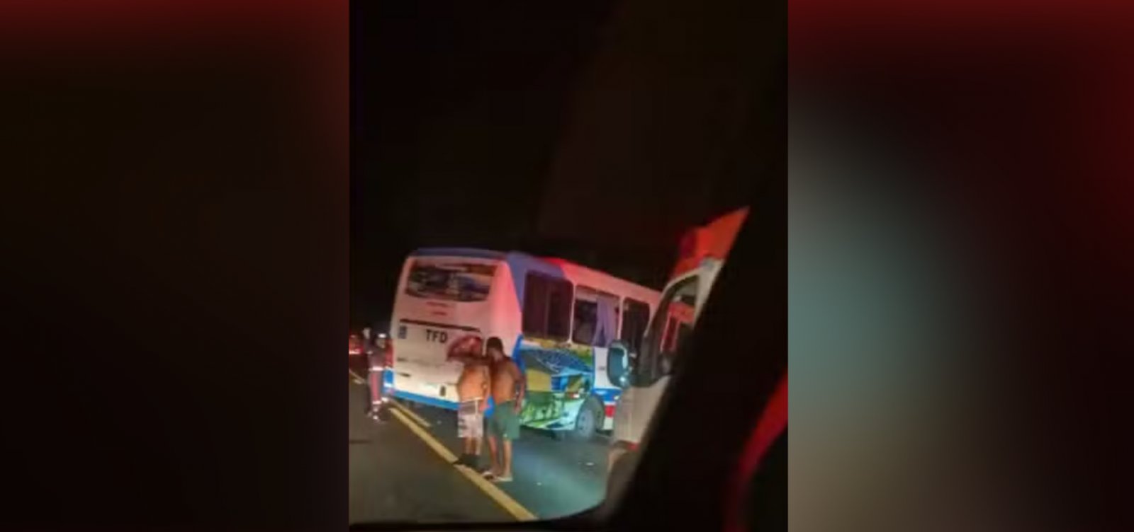 Micro-ônibus com 27 pessoas se envolve em acidente na BR-324 e deixa 10 feridos