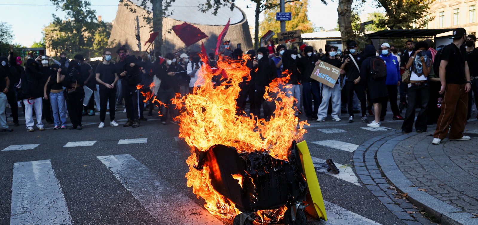 Paris é alvo de confrontos violentos entre estudantes e policiais