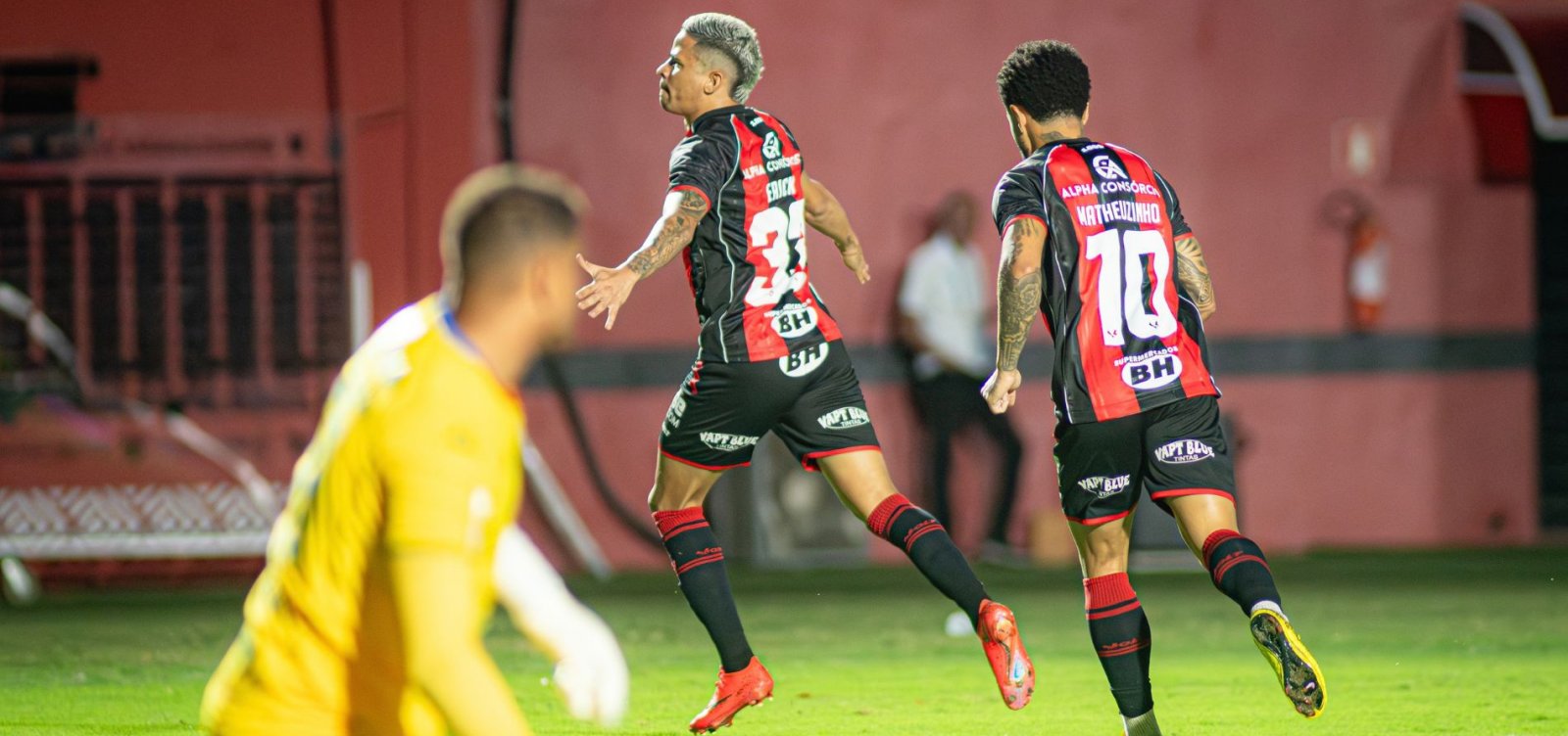 Vitória faz o dever de casa e goleia a lanterna Chapecoense no Barradão