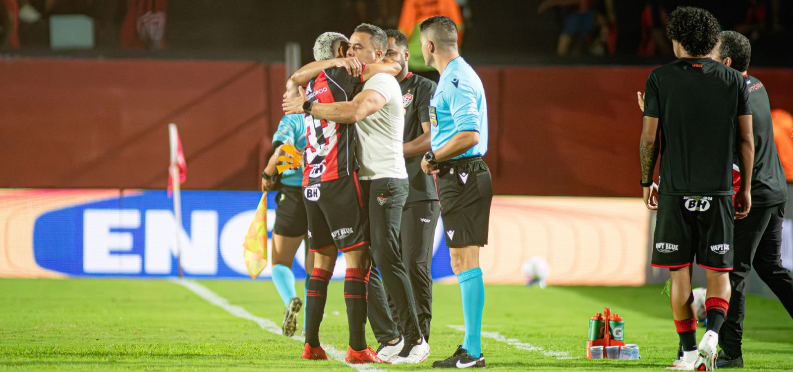 Jair Ventura exalta goleada do Vitória: "A gente anda mais uma casinha na tabela"