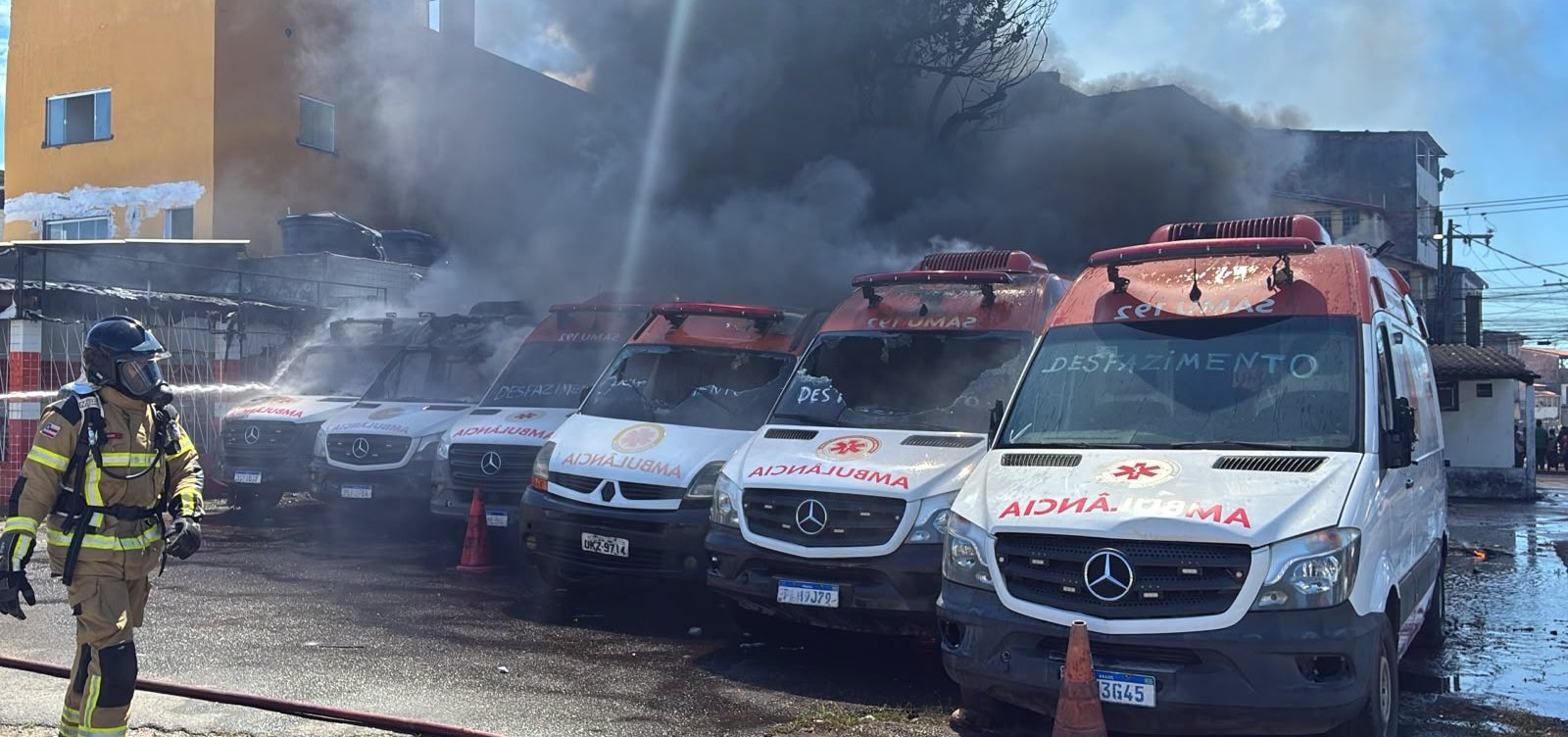 Incêndio atinge área com ambulâncias do Samu em Salvador; SMS suspeita de ação criminosa