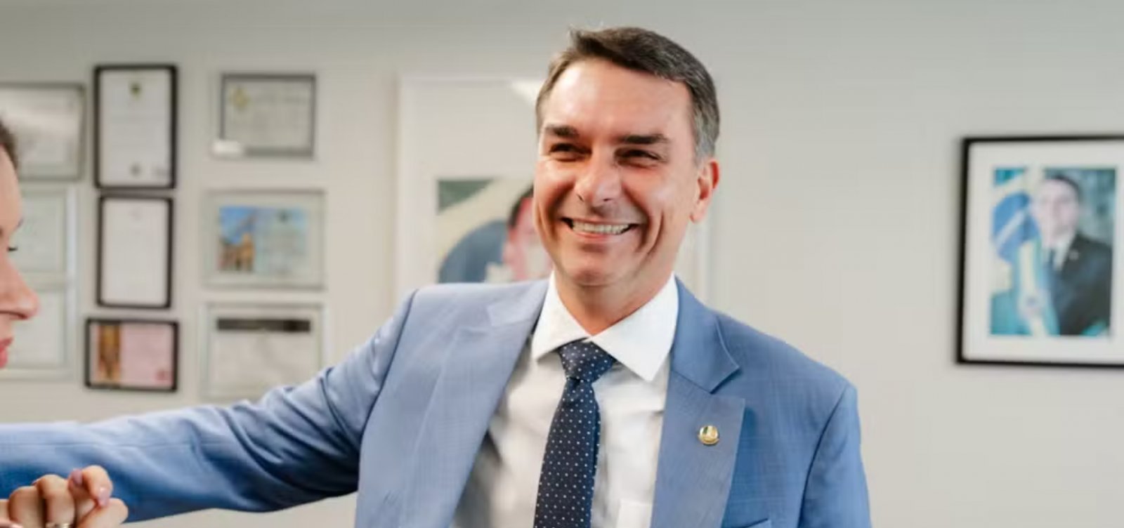 Flávio Bolsonaro anuncia visita ao pai após Moraes liberar encontros regulares