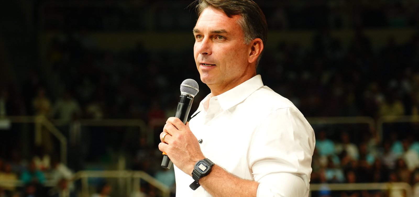 Propaganda de Flávio Bolsonaro vai ao ar sem áudio na TV aberta