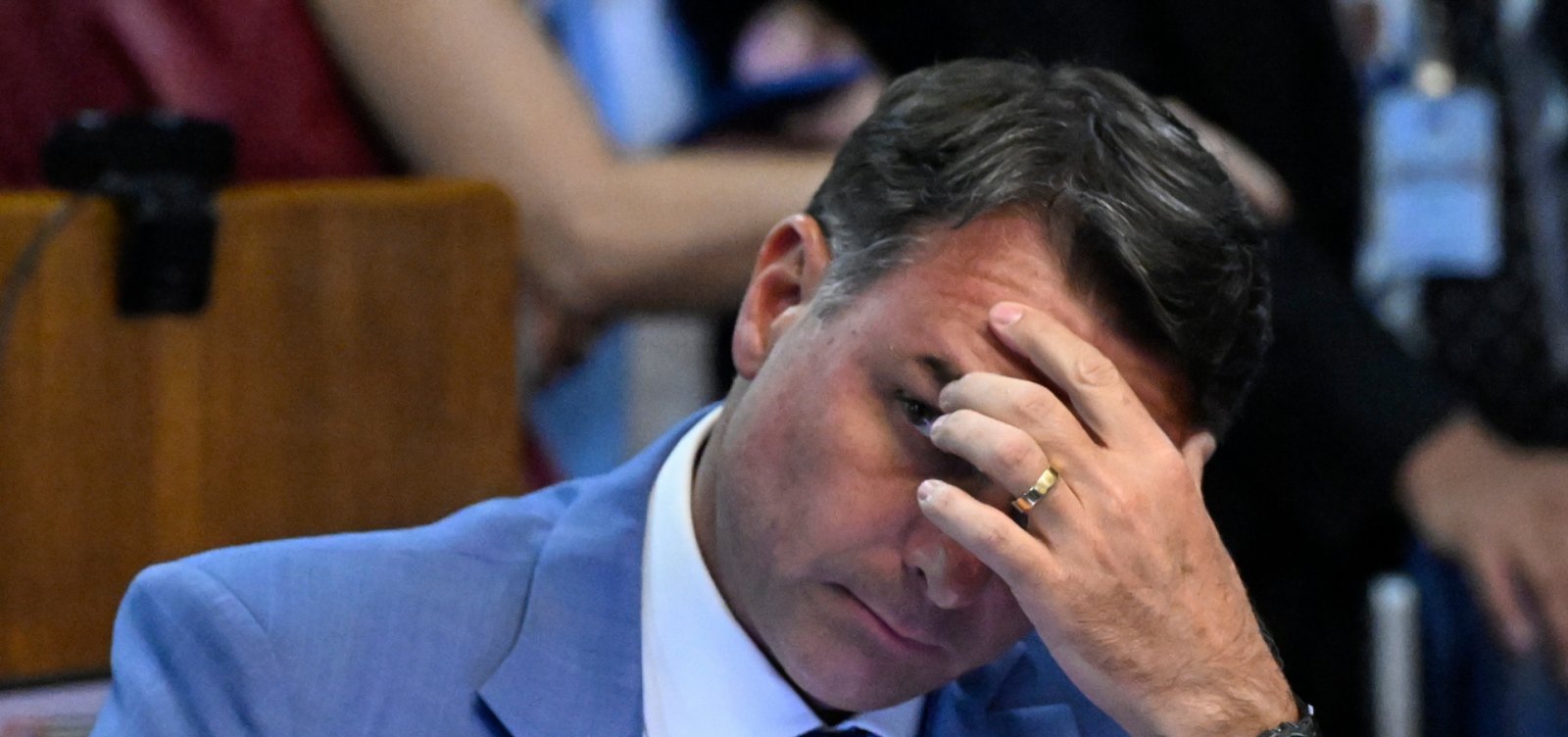 Após criticar proposta, Flávio Bolsonaro muda discurso e anuncia apoio ao fim da escala 6x1