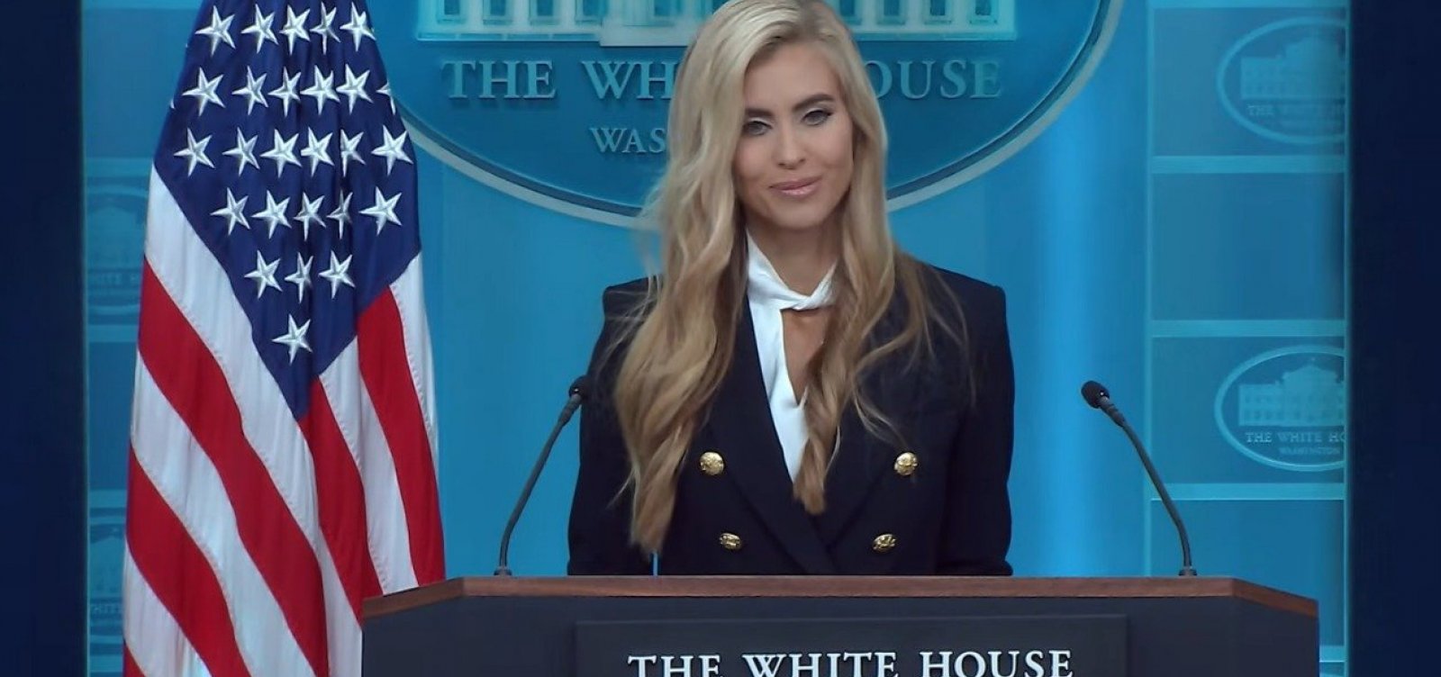Em primeira coletiva, nova porta-voz da Casa Branca confunde Trump com o marido