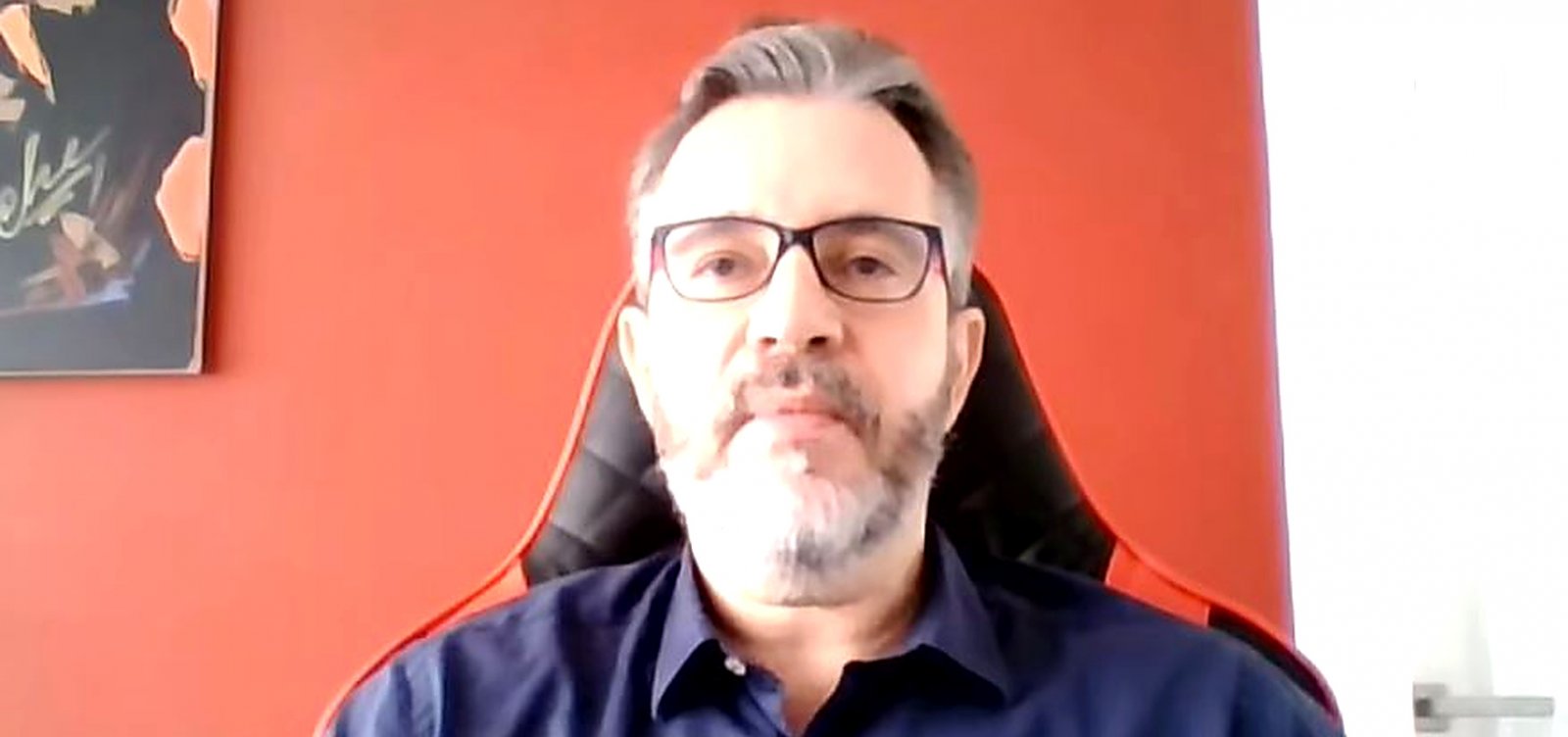 Felipe Pena vê estelionato eleitoral em proposta de Flávio Bolsonaro e alerta para riscos à democracia