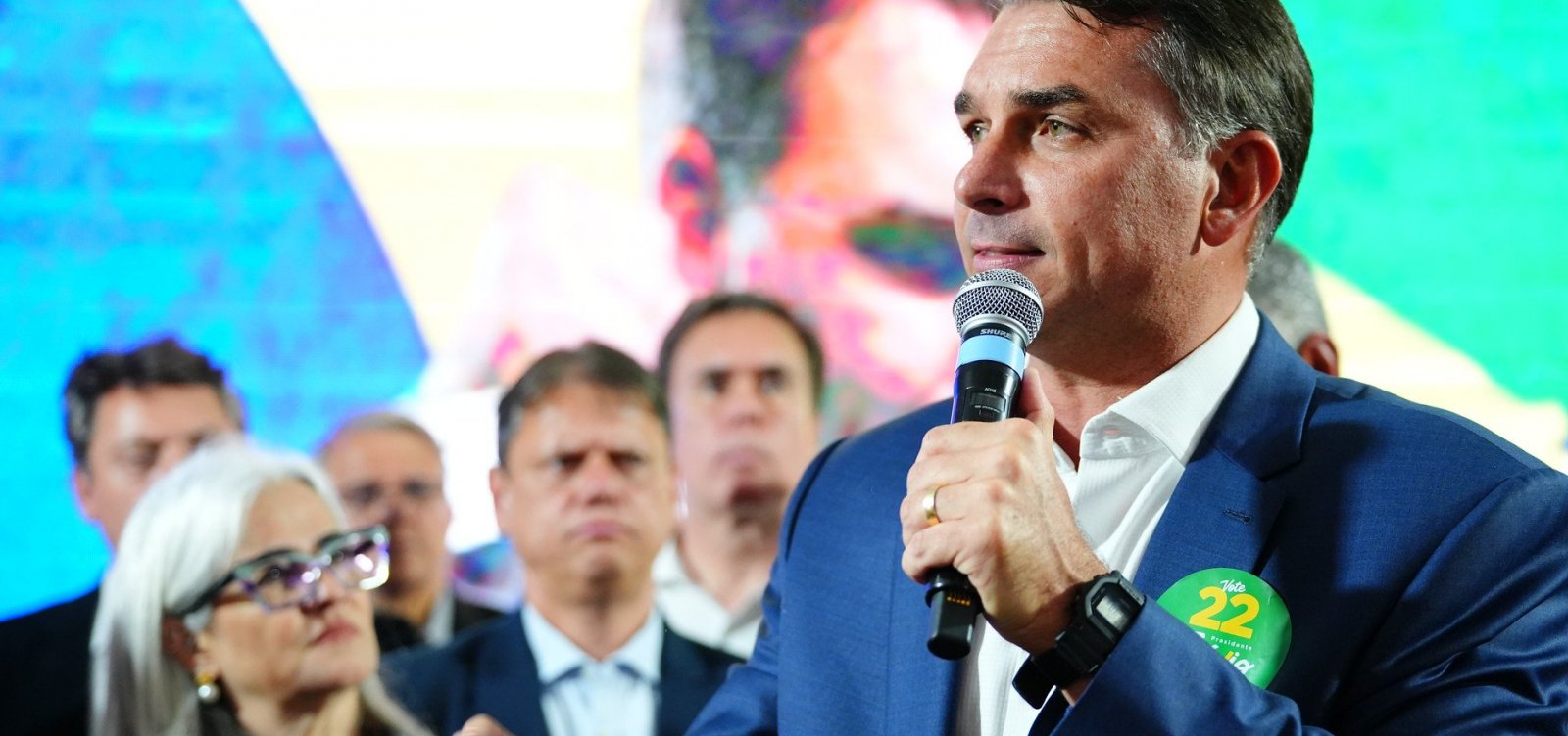 Após Lula confirmar presença, Flávio Bolsonaro anuncia que irá a debate da Band