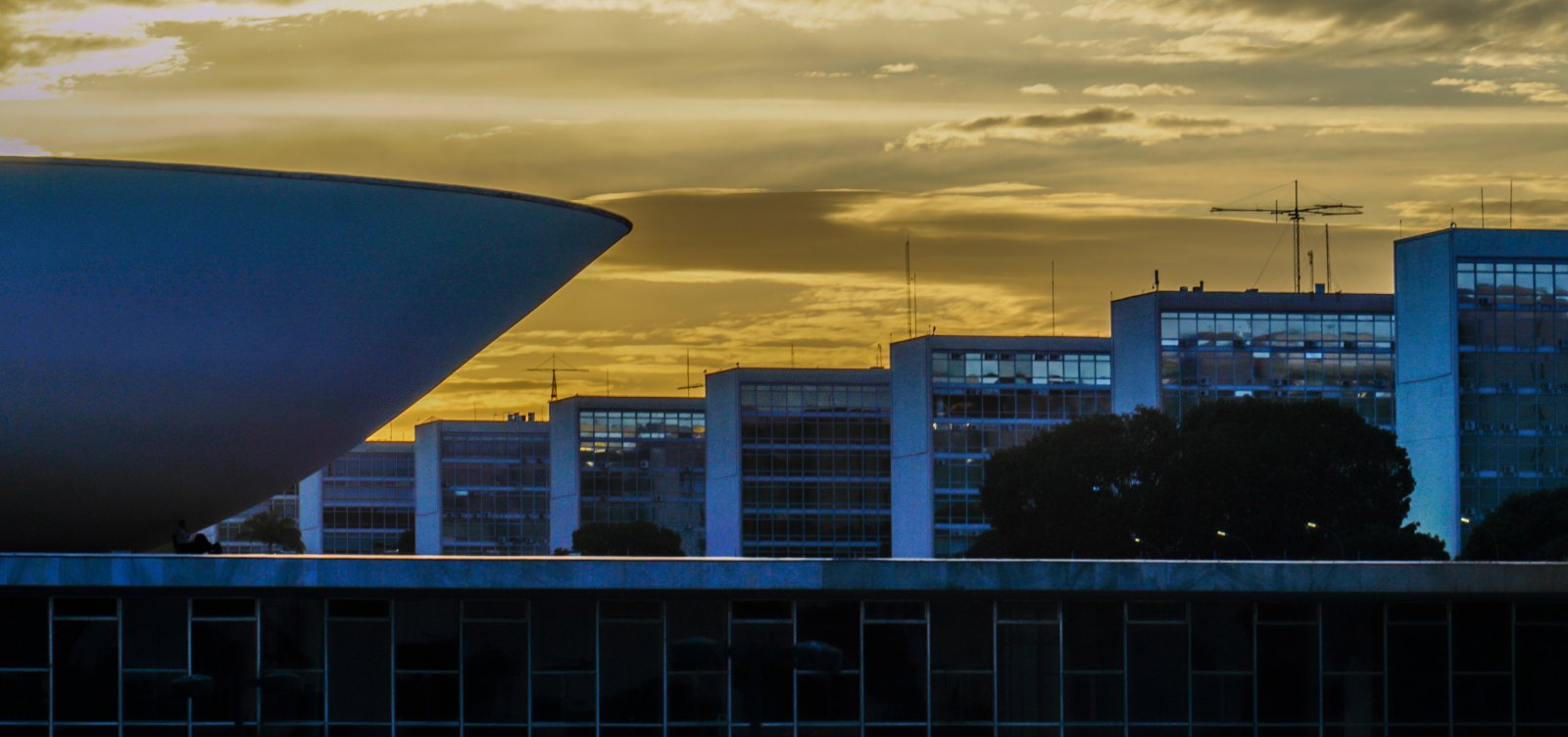 Teto desaba em corredor da Câmara dos Deputados