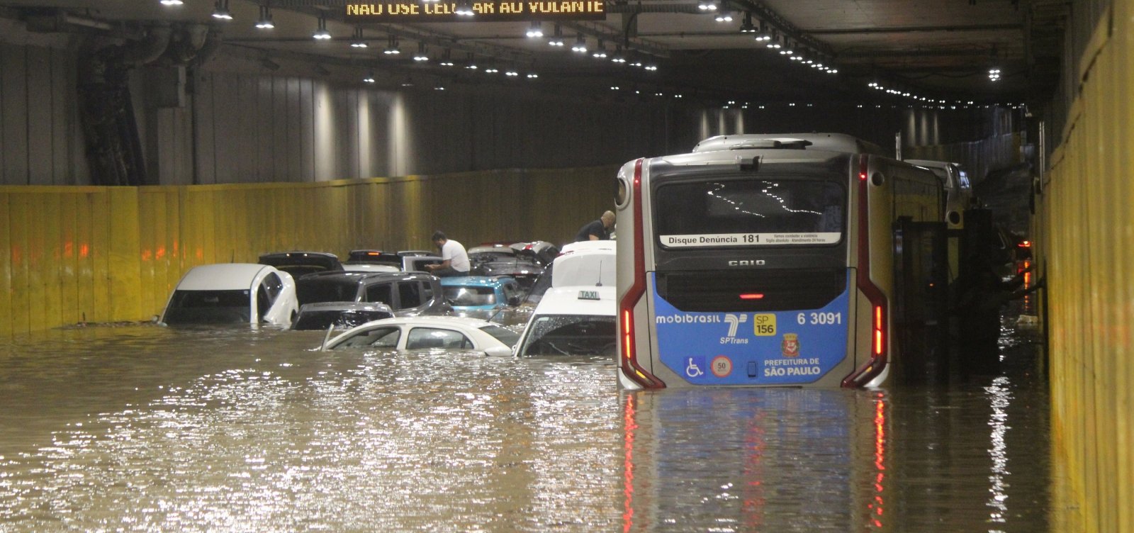 Chuva alaga ruas, invade estação de metrô e deixa carros submersos em São Paulo