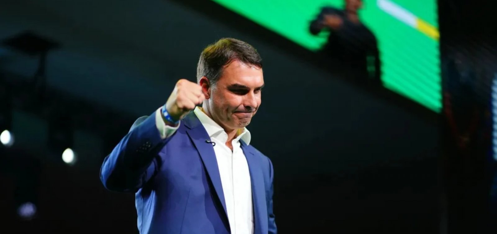 Flávio Bolsonaro pagou R$ 600 mil a empresa que ofereceu nos EUA sistema de IA para manipular eleições, revela Intercept